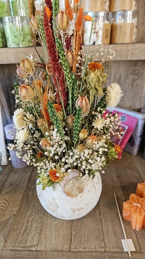 Bloemstuk met droogbloemen